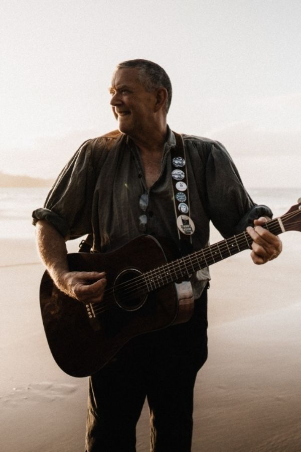 Alan Knight is the main contact for Gráinneog, Waiheke's finest folk band. The band is for hire for Waiheke weddings, and any other general entertainment around Waiheke and Auckland. Ceilidh weddings and get togethers are something a little different and huge fun for guests.